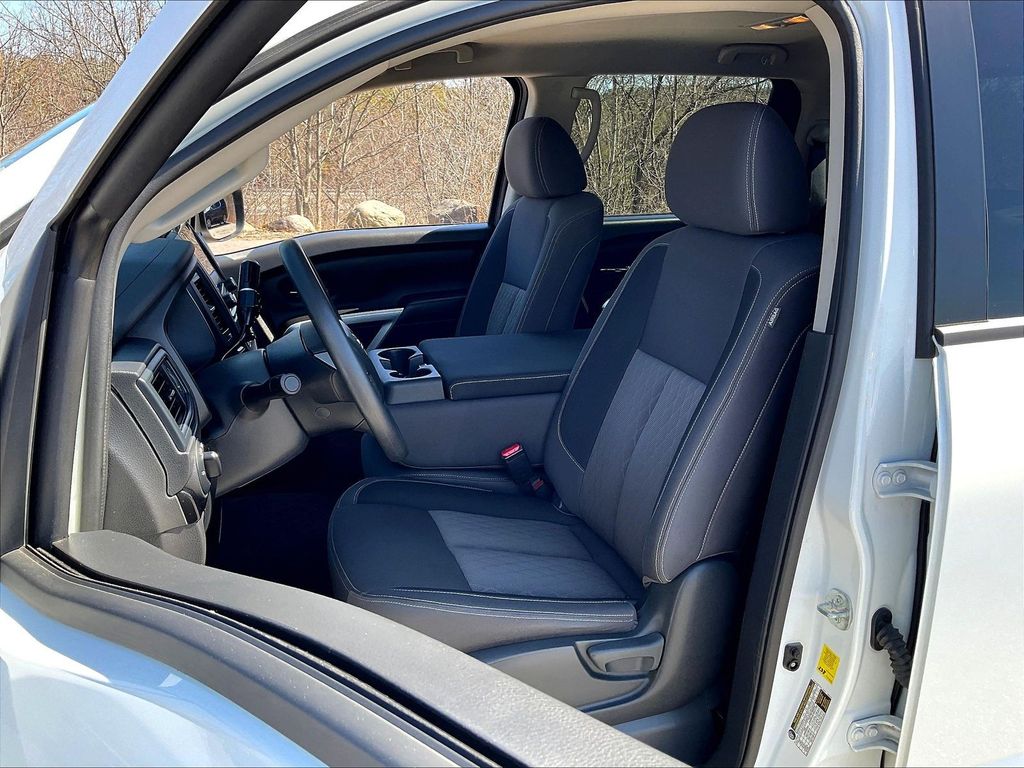 2024 Nissan Titan — photo 9