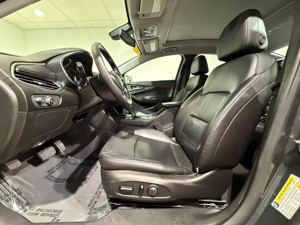 Thumbnail: 2017 Chevrolet Malibu - 10