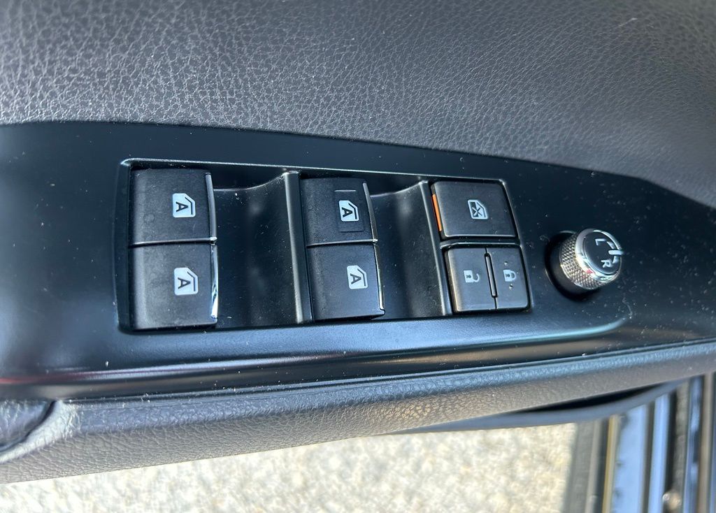 Thumbnail: 2019 Toyota Camry - 17