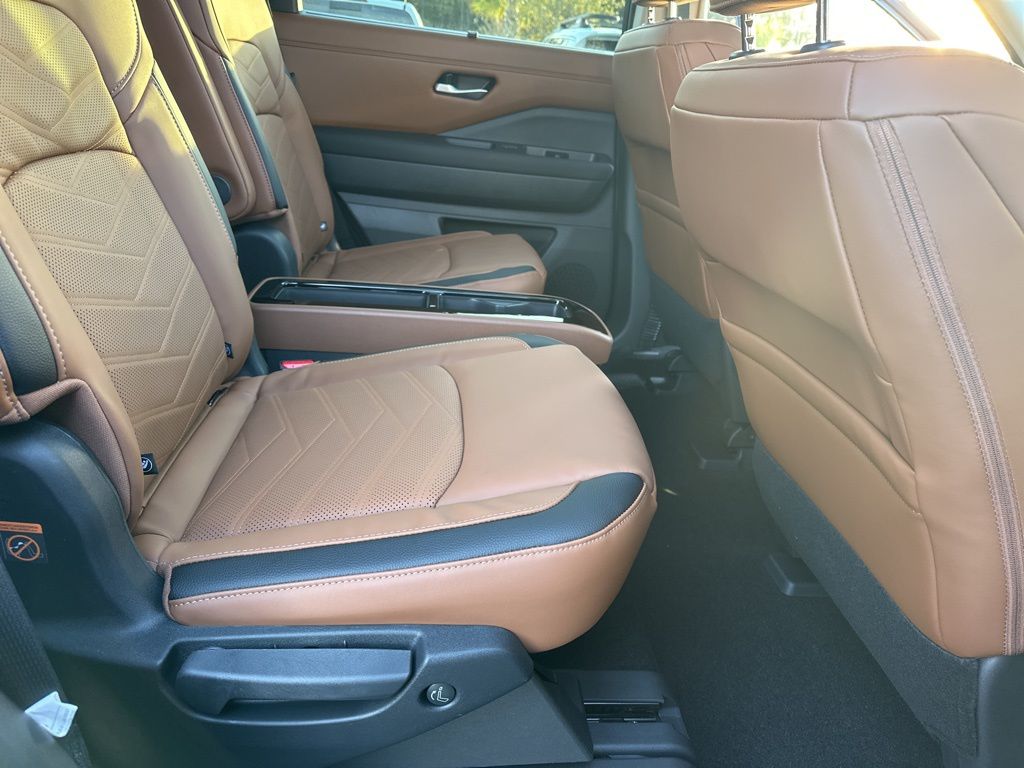 2025 Boulder Gray Pearl Nissan Pathfinder Platinum FWD SUV