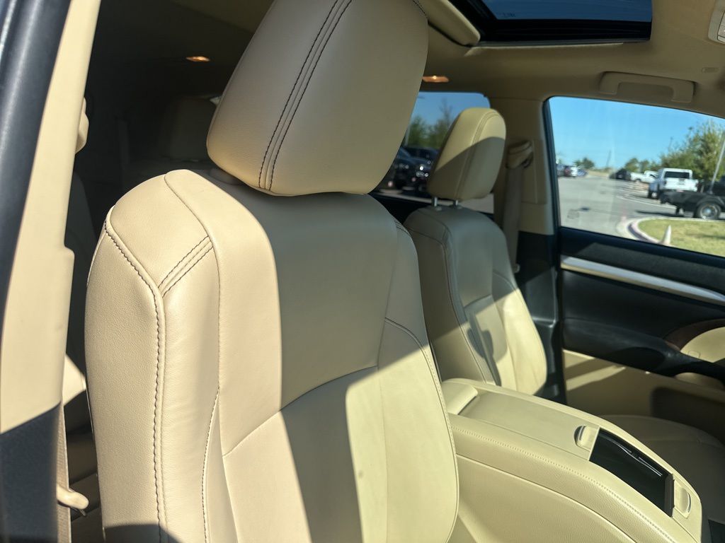 Used Car 2019 Toyota Highlander  Xle For Sale Under $25,000 In Austin, Texas