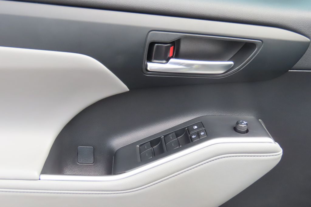 Thumbnail: 2023 Toyota Highlander - 22