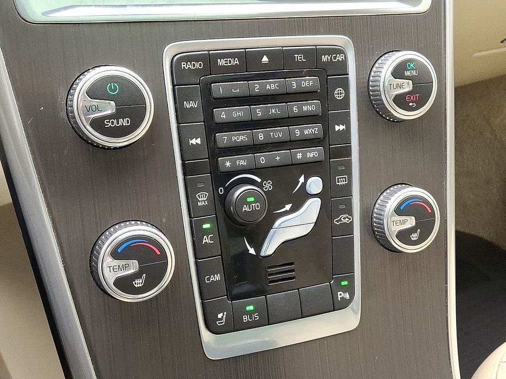 Thumbnail: 2016 Volvo XC60 - 16