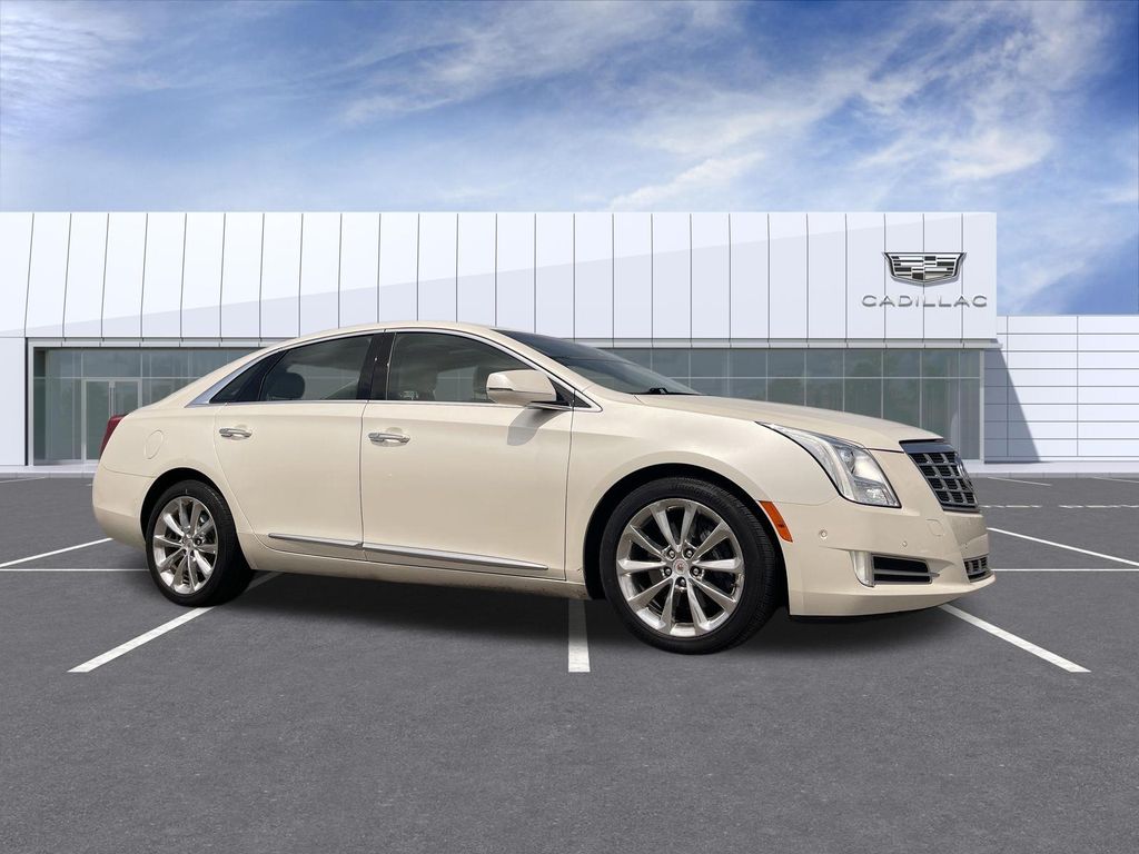 White Diamond Clearcoat 2014 Cadillac XTS Luxury FWD Sedan Front-Wheel Drive 6-Speed Automatic