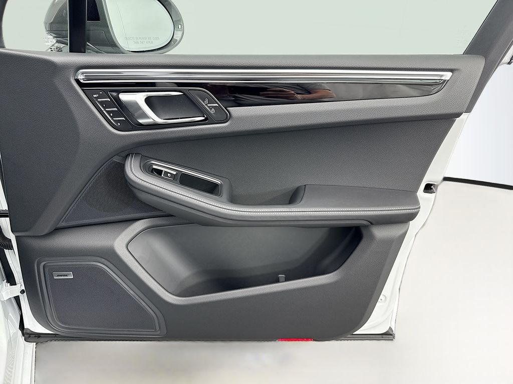 Thumbnail: 2026 Porsche Macan - 26