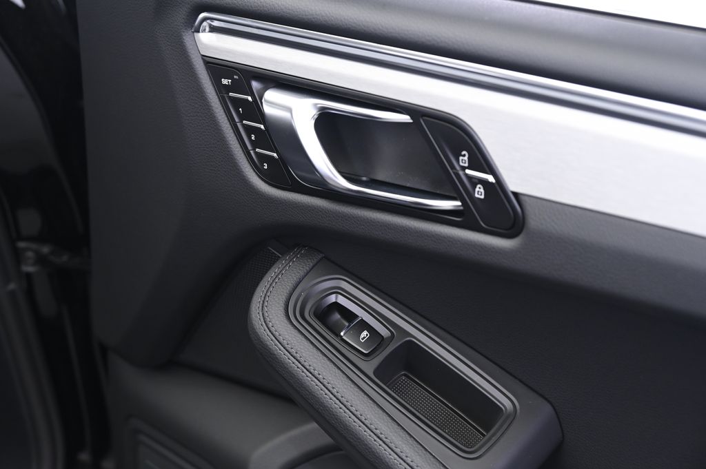 Thumbnail: 2025 Porsche Macan - 21