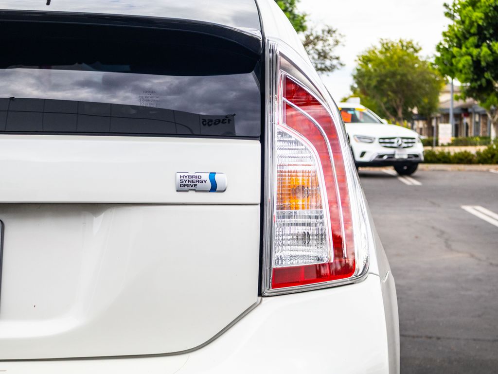 Used 2015 White Toyota Two image 12