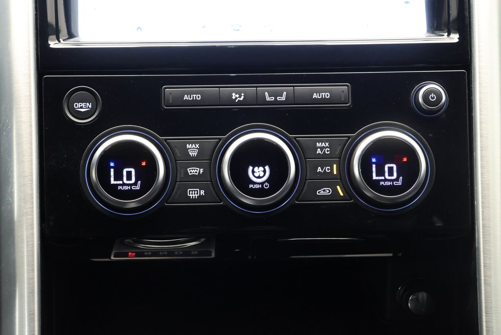 Thumbnail: 2020 Land Rover Discovery - 23