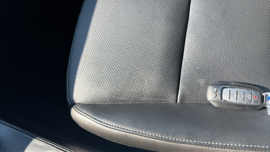 Used 2025 Radiant White INFINITI LUXE image 20