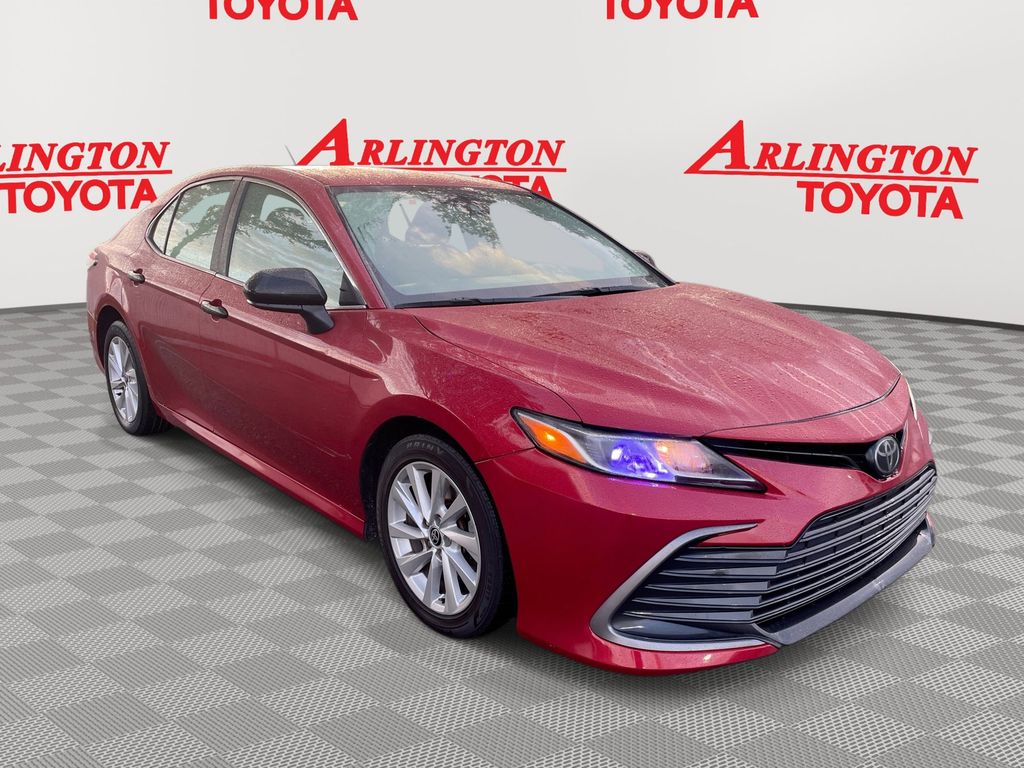 2023 Toyota Camry LE's photo