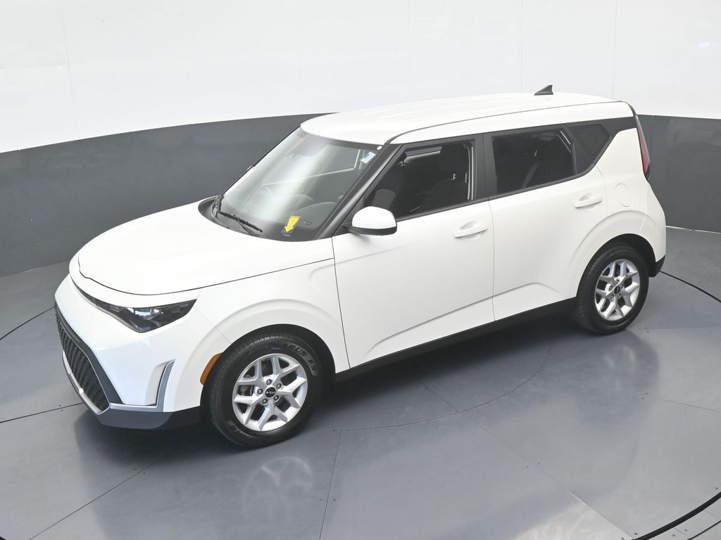 Used 2024 Snow White Pearl Kia LX image 43