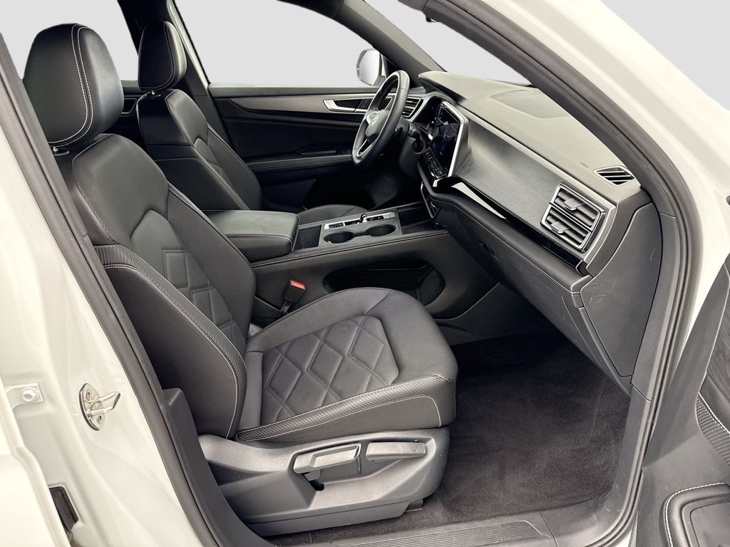 Used 2024 White Volkswagen 2.0T SE image 18