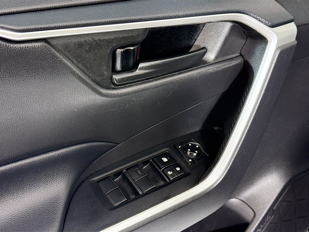 Thumbnail: 2021 Toyota RAV4 - 23