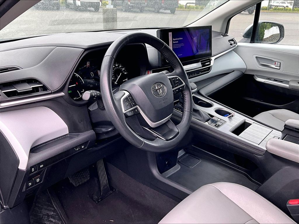 2025 Toyota Sienna — photo 8