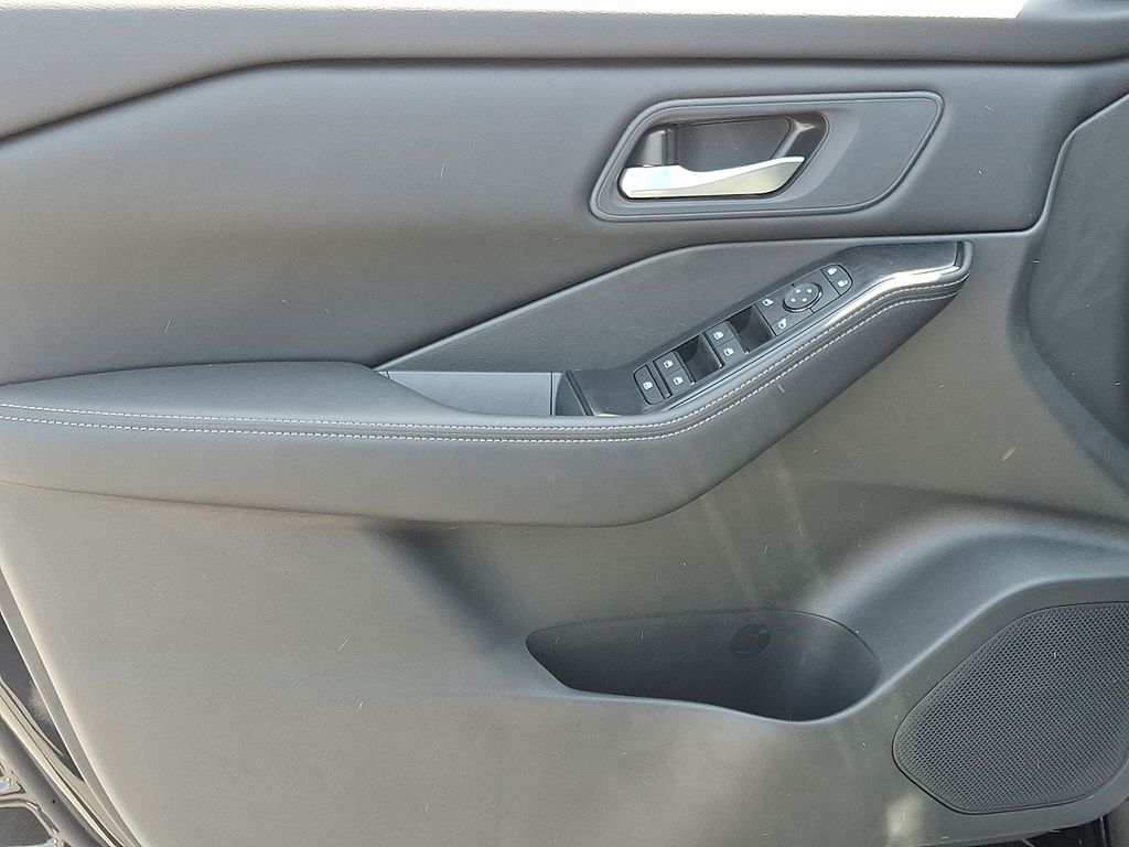 2026 Nissan Rogue — photo 8