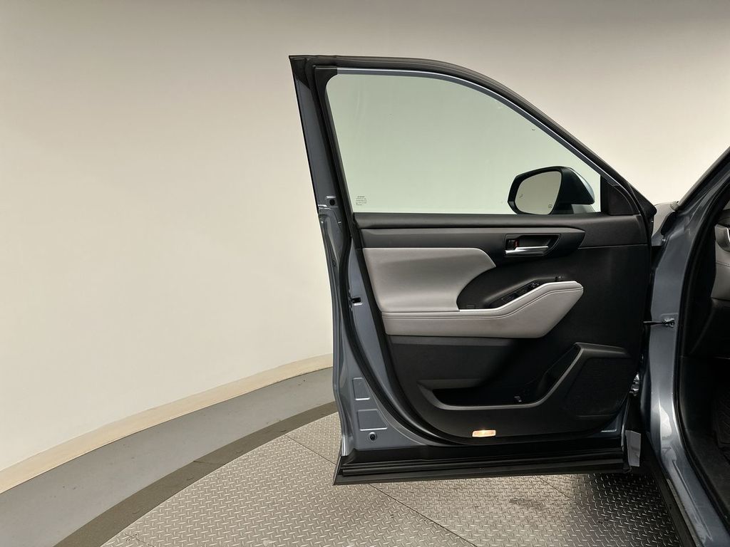 Thumbnail: 2021 Toyota Highlander - 9