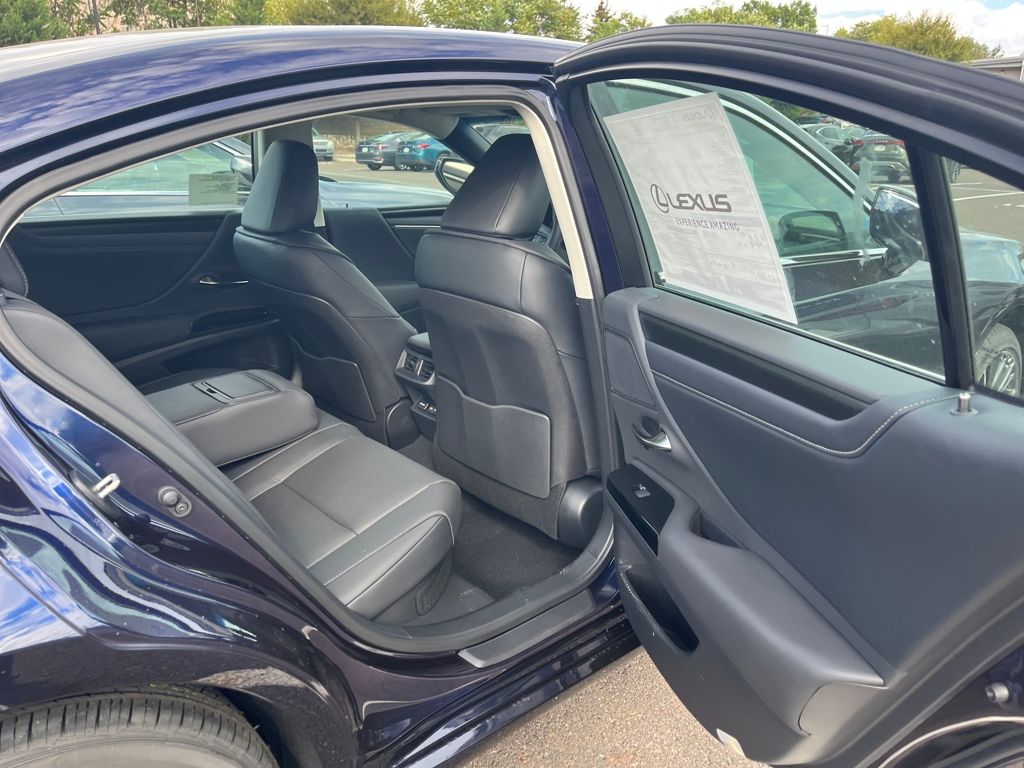 2025 Lexus ES 300h photo 7