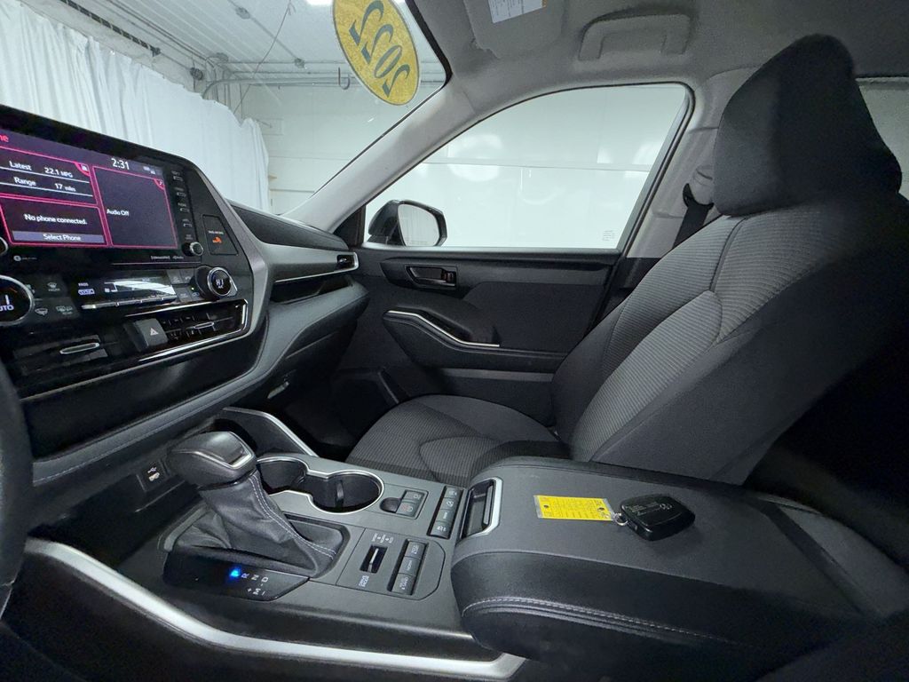 2022 Toyota Highlander LE - Photo 23