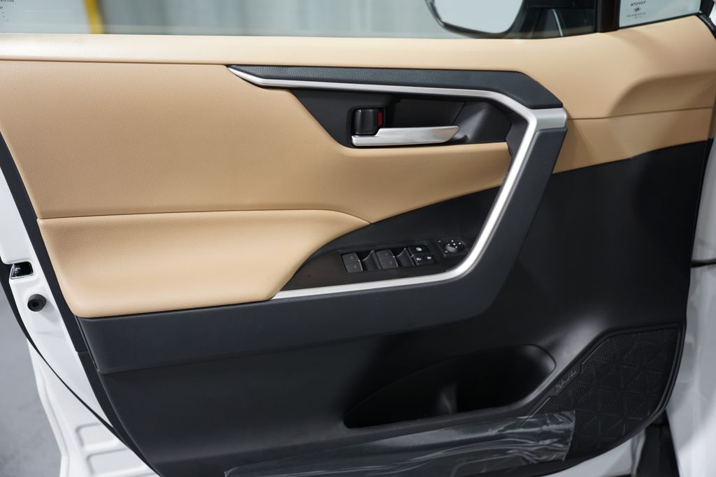 2025 Toyota RAV4 XLE Premium 30