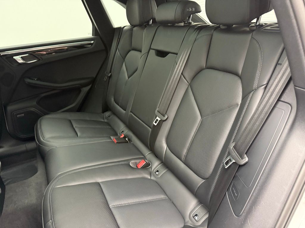 Thumbnail: 2026 Porsche Macan - 25