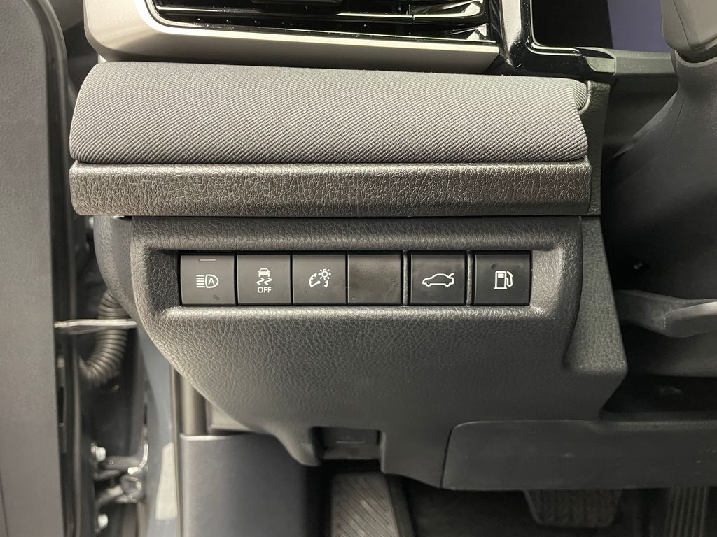 2025 Toyota Camry LE 19