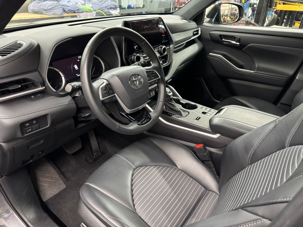 2024 Toyota Highlander LE