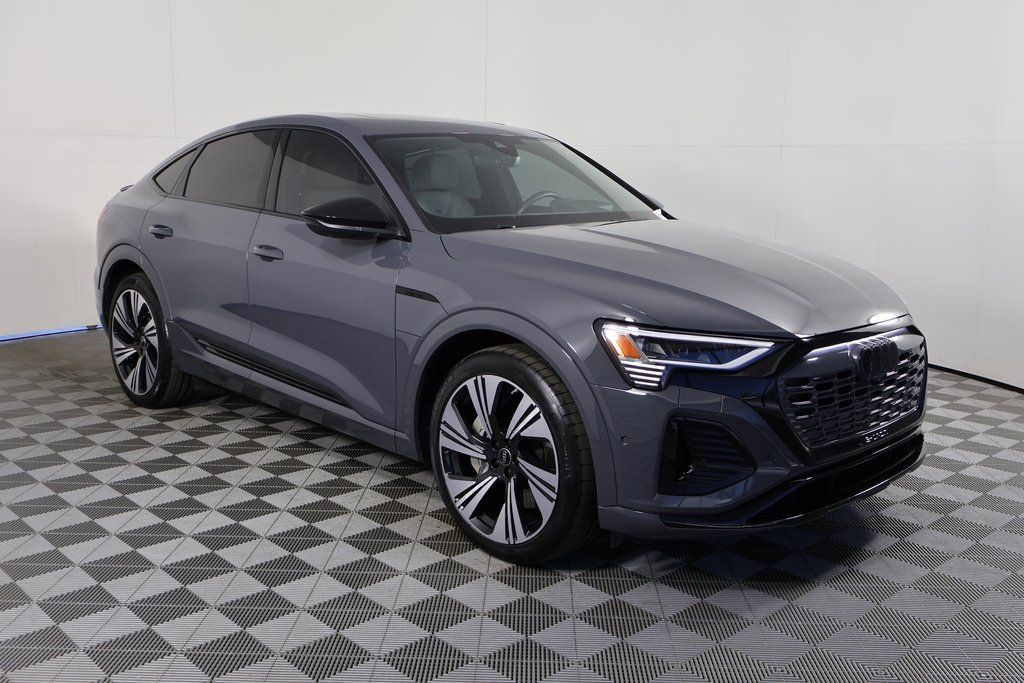 Thumbnail: 2024 Audi Q8 e-tron - 3
