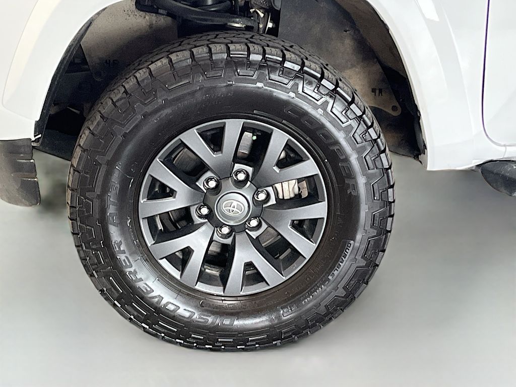 Used 2022 White Toyota SR5 image 28