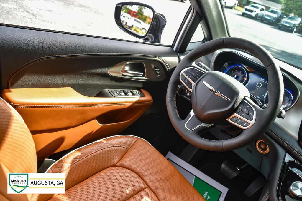 Used 2025 Chrysler Pacifica Van