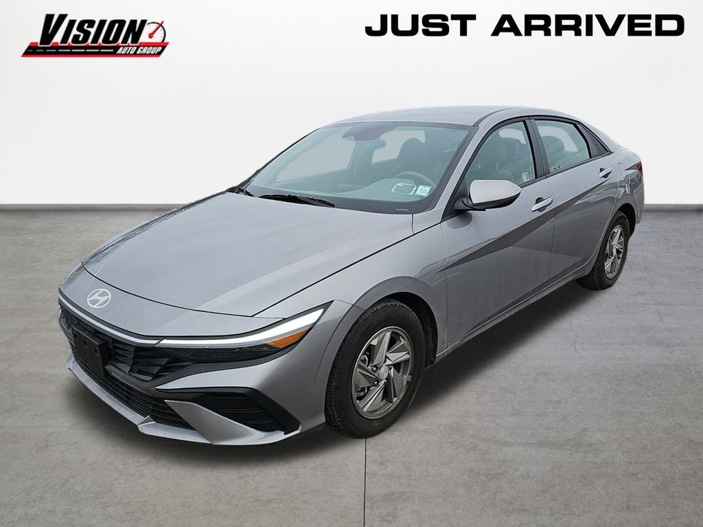 2025 Hyundai Elantra SE FWD