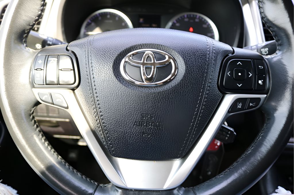 Used Car 2018 Toyota Highlander  Le For Sale Under $25,000 In Austin, Texas