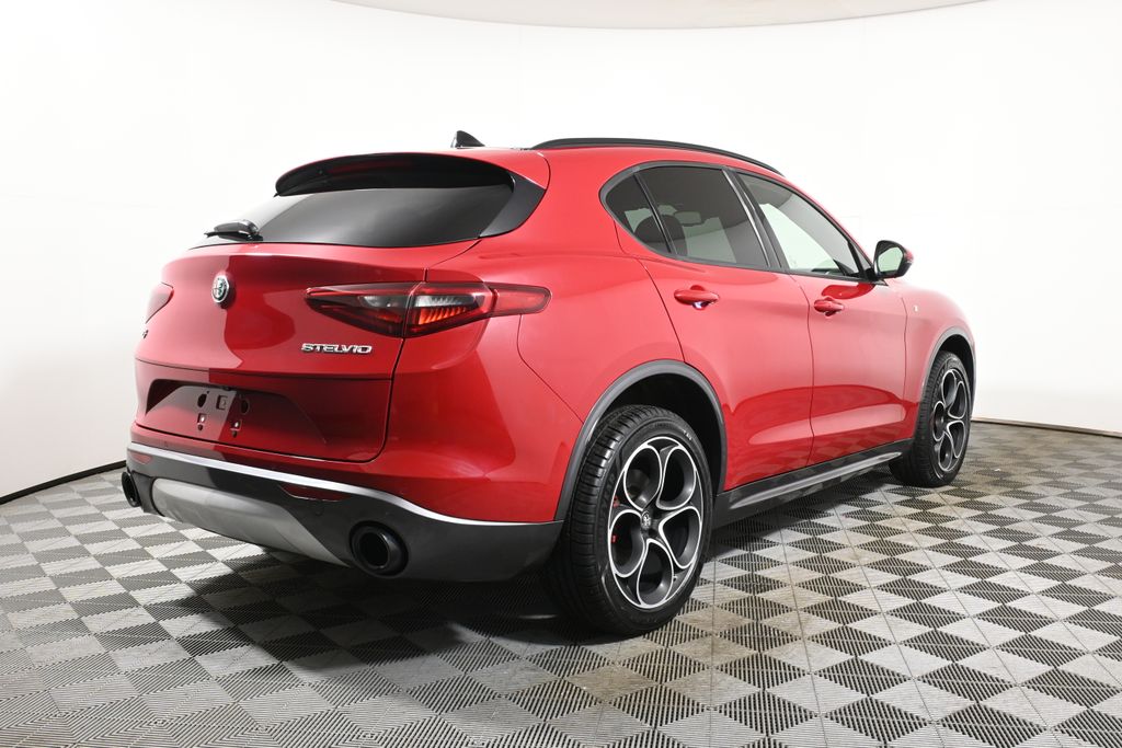 Thumbnail: 2022 Alfa Romeo Stelvio - 8