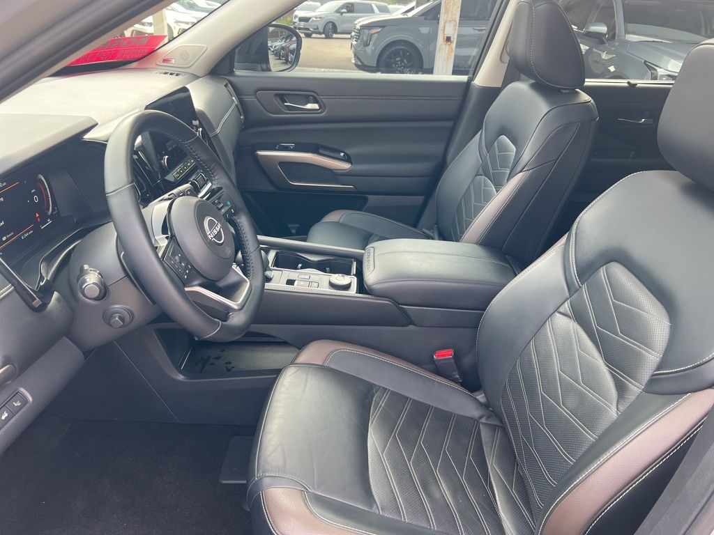2023 Nissan Pathfinder Platinum photo