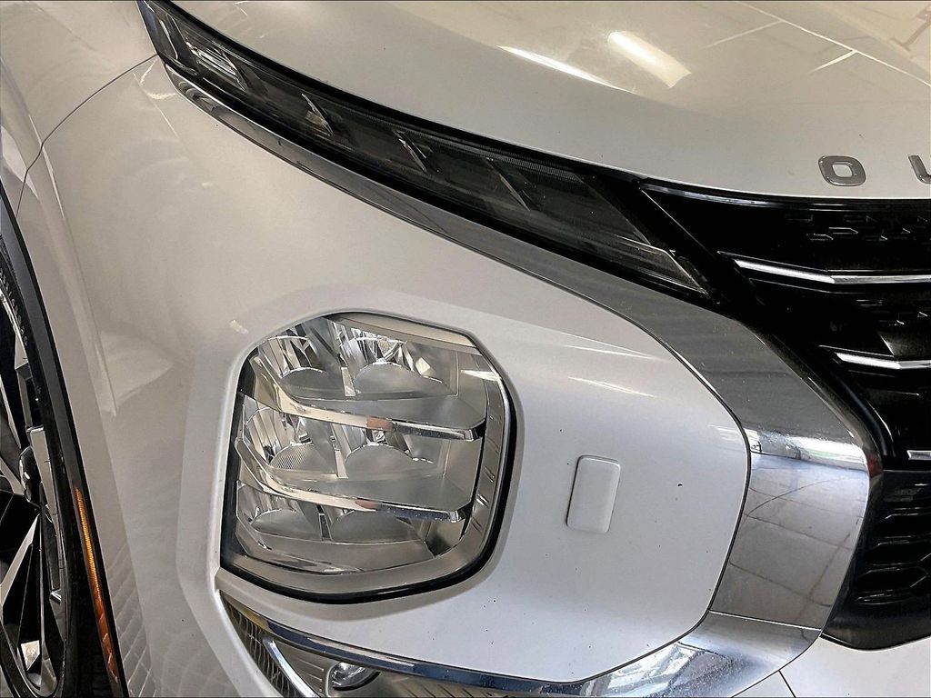 2022 Mitsubishi Outlander — photo 32