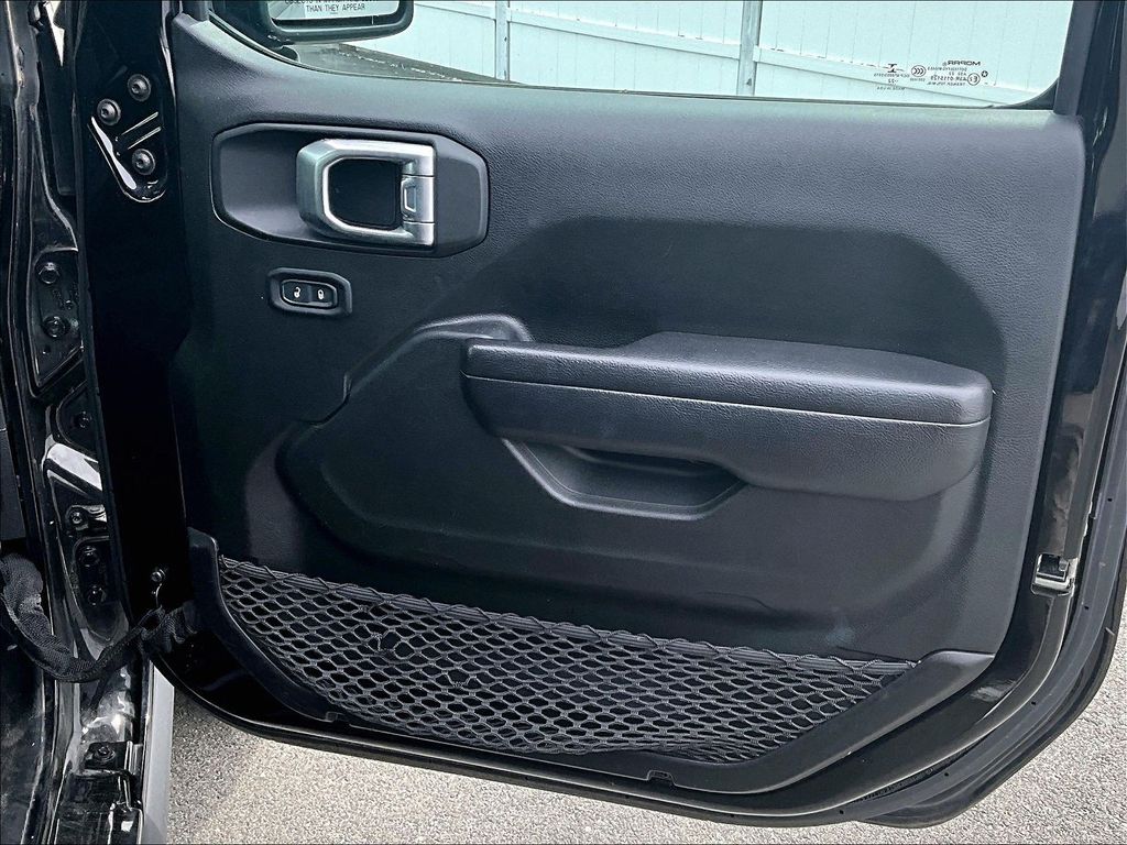 2022 Jeep Wrangler — photo 12