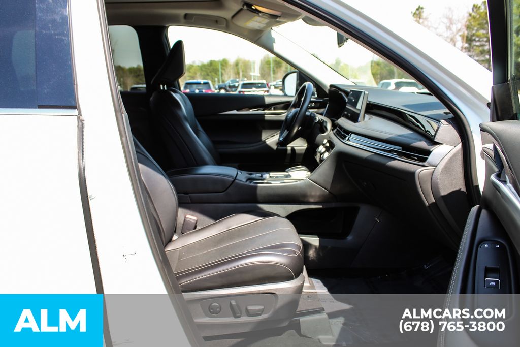 Used 2024 White INFINITI PURE image 23