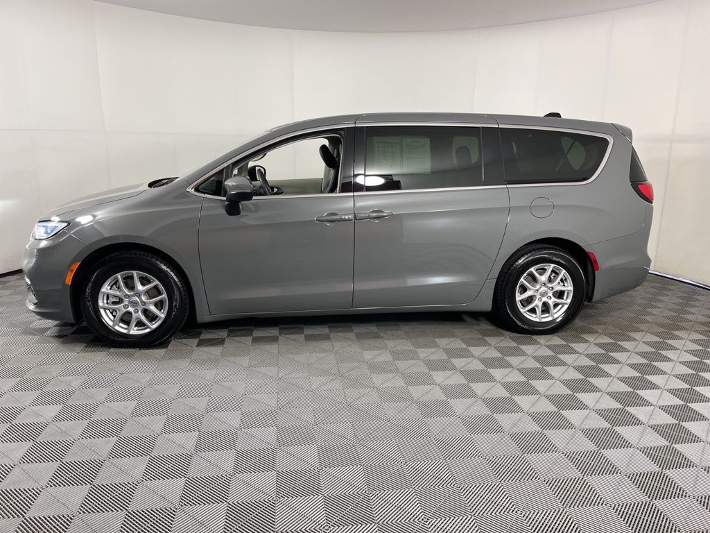 2023 Chrysler Pacifica Touring L 2