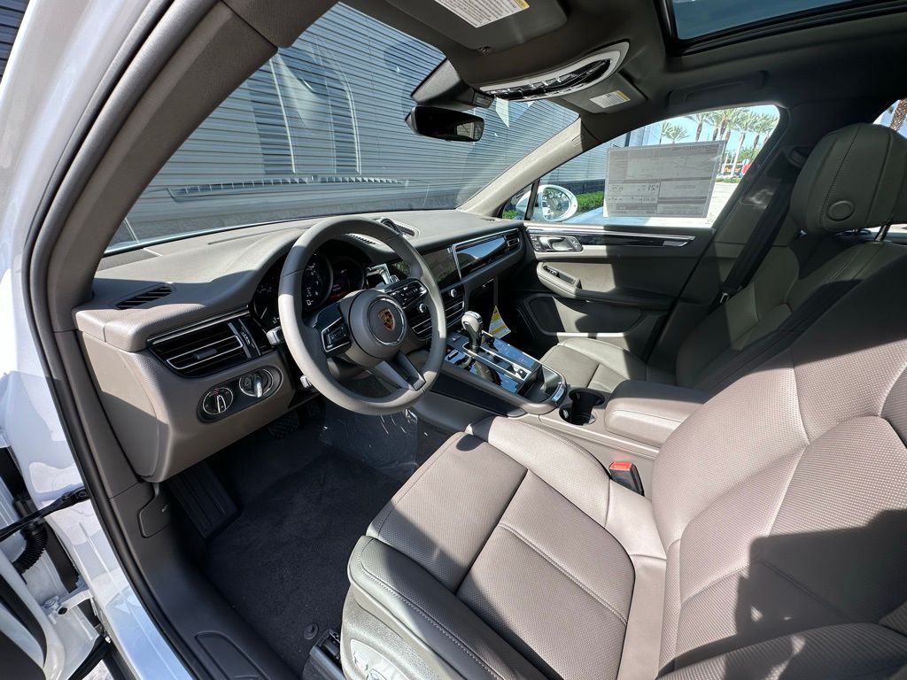 Thumbnail: 2025 Porsche Macan - 4