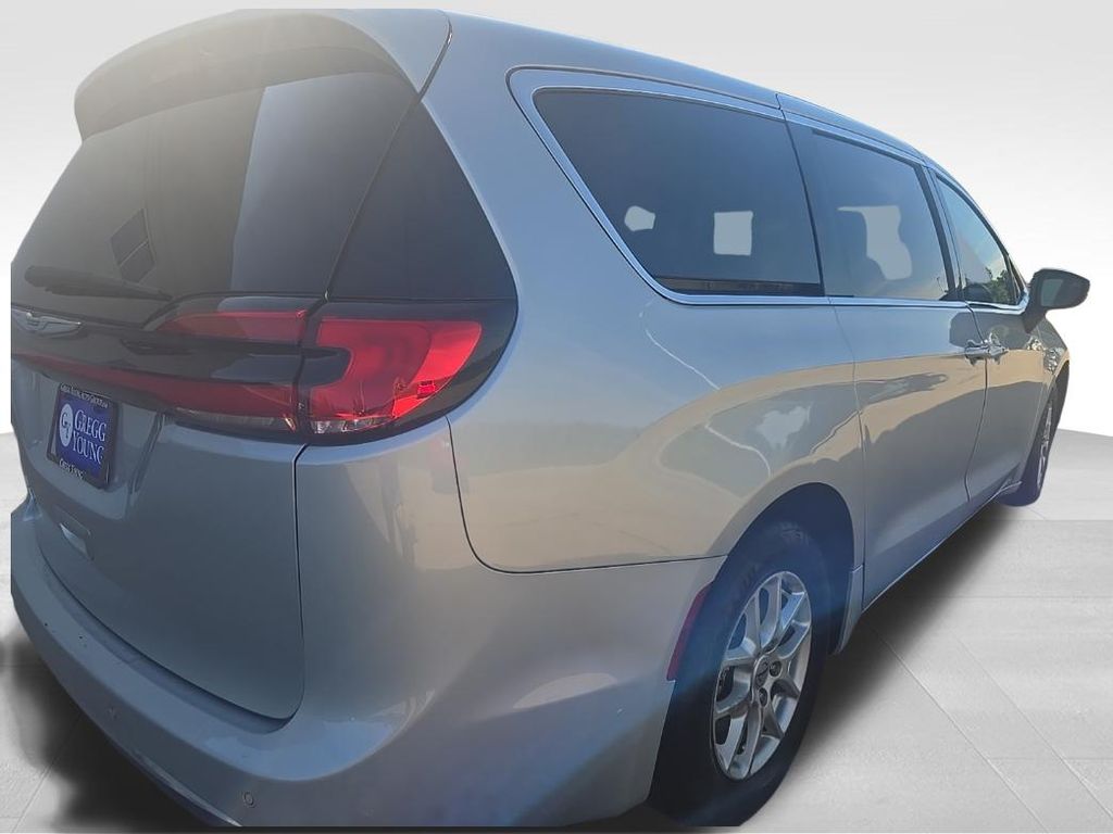 Used 2023 Chrysler Pacifica Van