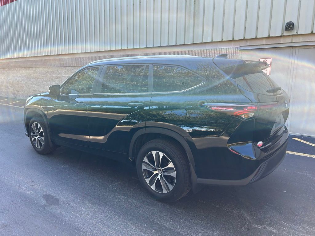 Thumbnail: 2024 Toyota Highlander - 3