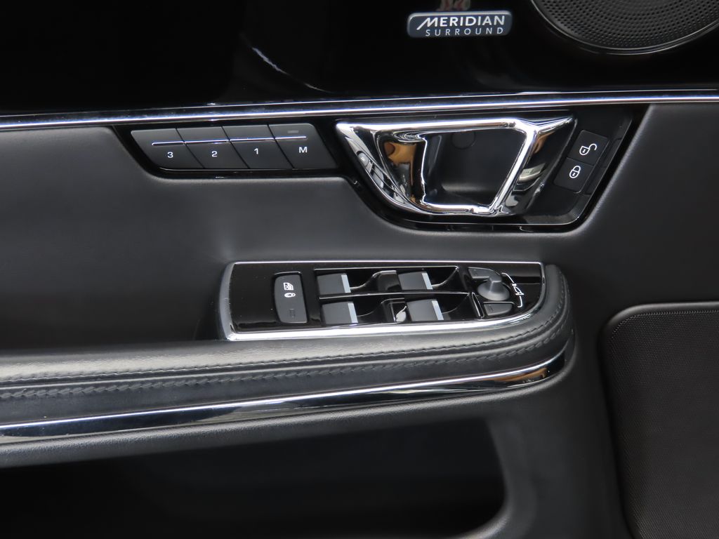 Thumbnail: 2019 Jaguar XJ - 24