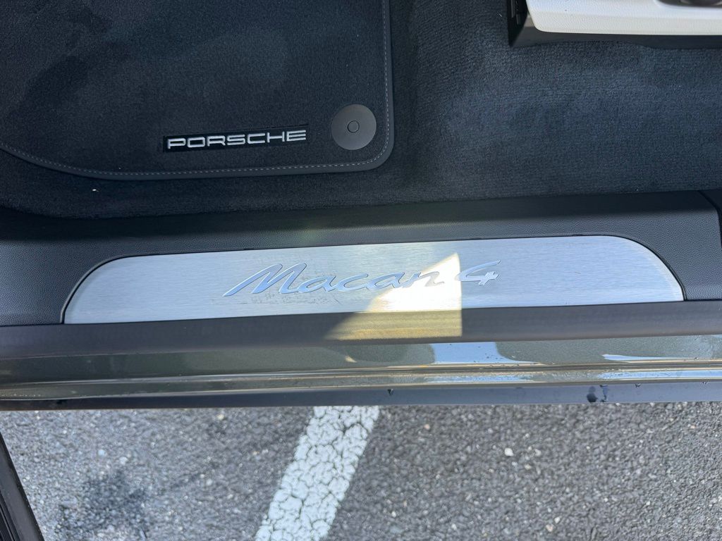 2024 Porsche Macan T 21