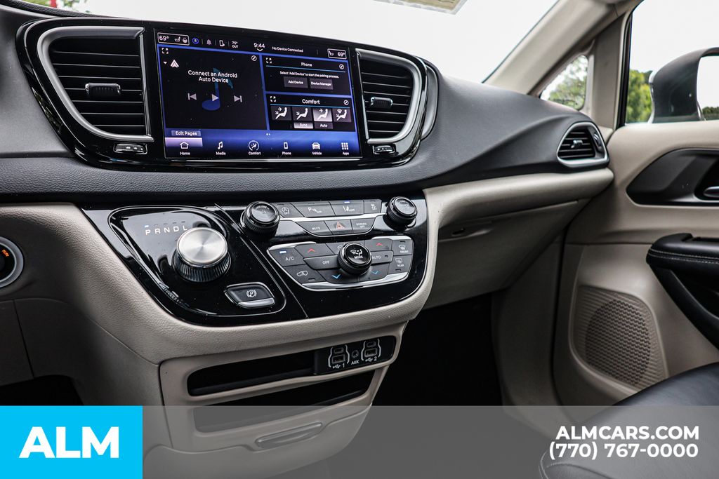 Used 2023 Black Chrysler Touring L image 40