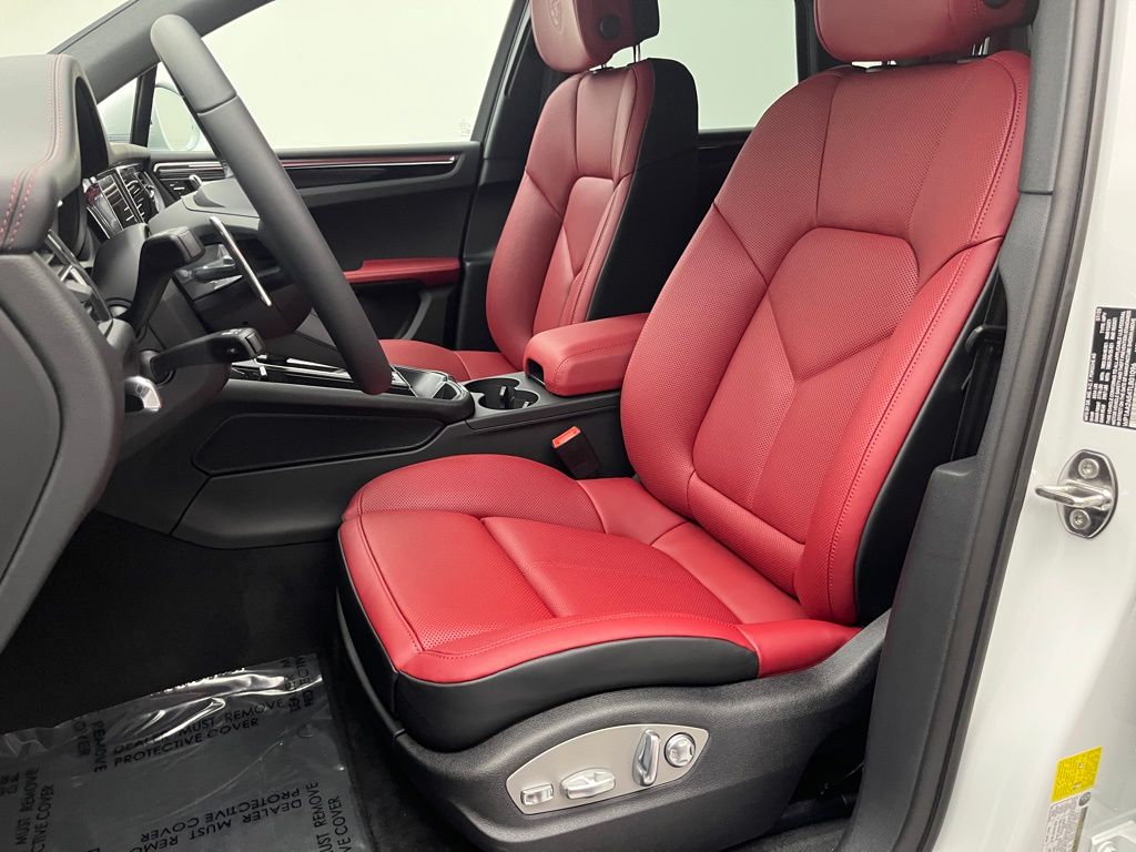 Thumbnail: 2026 Porsche Macan - 5