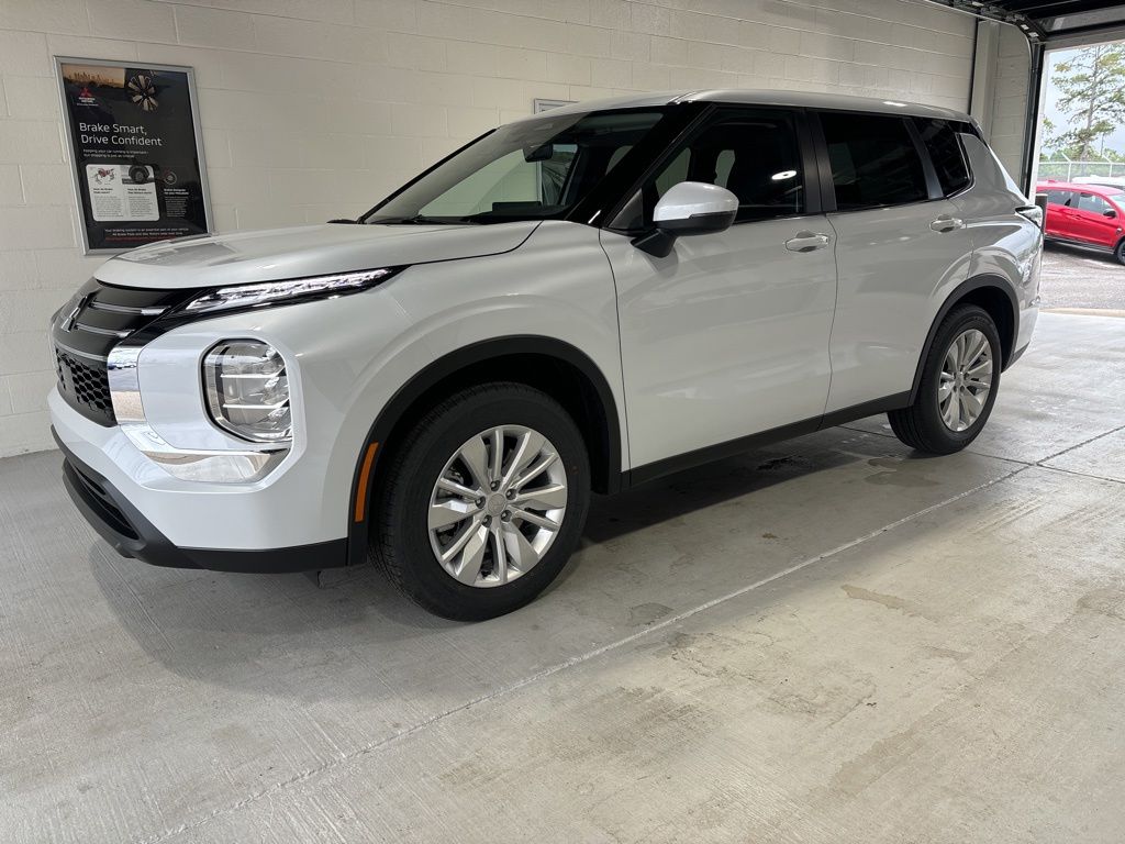 2026 Mitsubishi Outlander ES FWD's photo