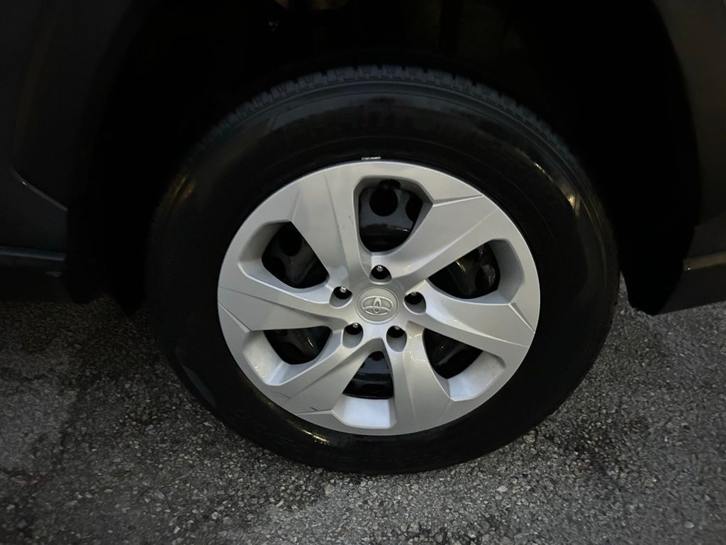 Thumbnail: 2019 Toyota RAV4 - 9