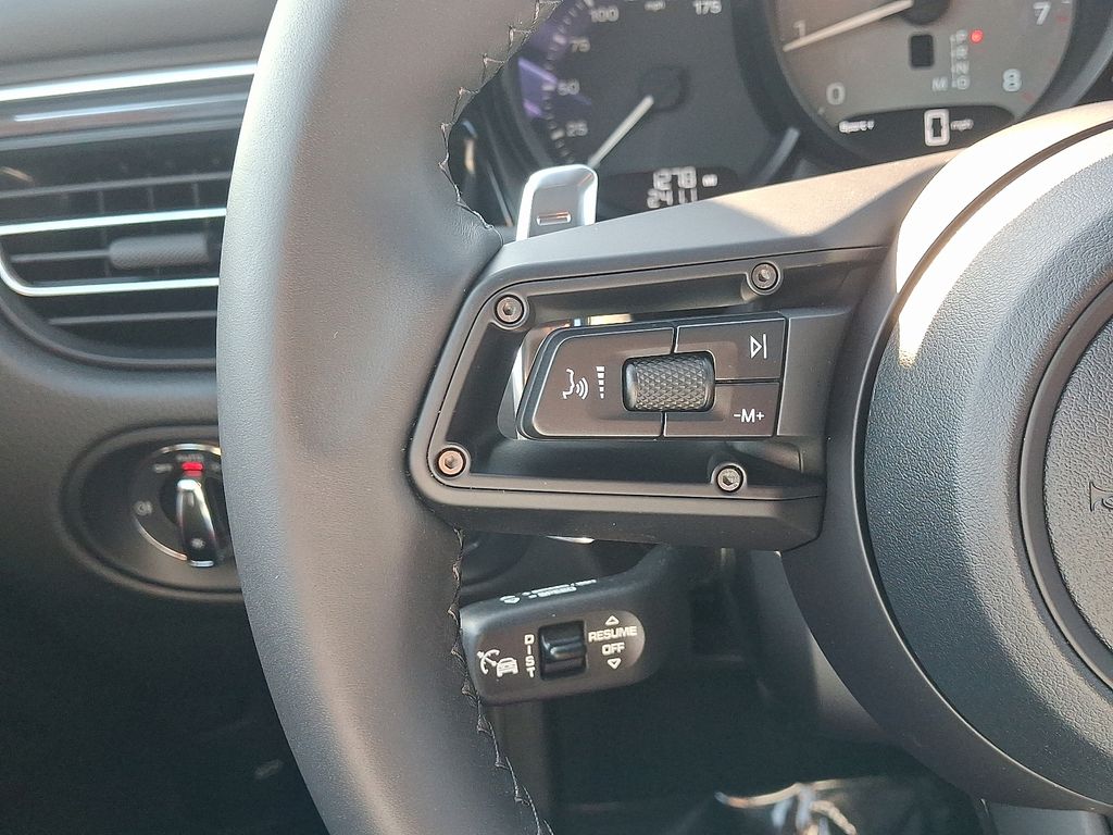 Thumbnail: 2026 Porsche Macan - 23