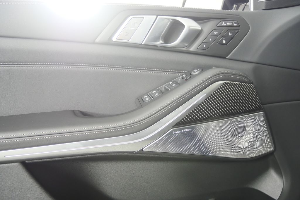 Thumbnail: 2027 BMW X7 - 8