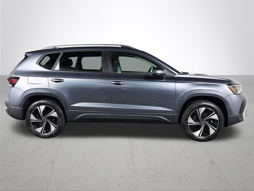 2025 Volkswagen Taos SE photo 2