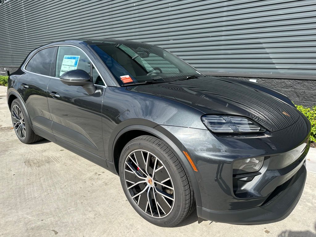 2025 Porsche Macan T 12